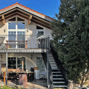 Außentreppe mit Balkon aus Metall von Marinus Singer, Schlosserei und Schmiede in Riedering