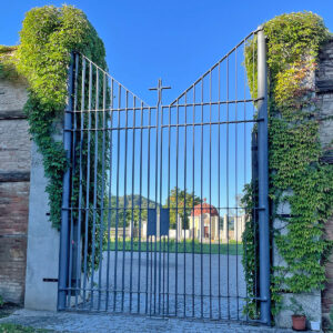 Friedhofstor hergestellt von der Schlosserei und Schmiede Marinus Singer in Riedering