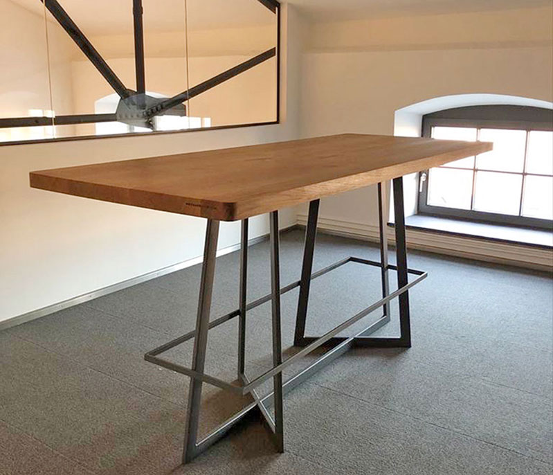 Holztisch mit Metallbeinen